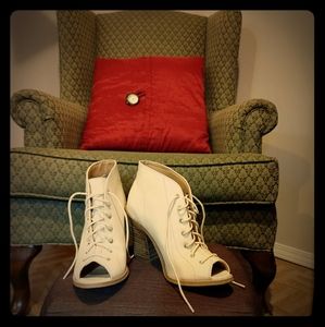 Beautiful White Boots/shoes